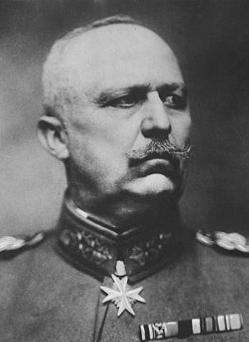德國的著名將軍埃里希·魯?shù)堑婪蚴攀? /></p><p></p><p>埃里希魯?shù)堑婪?Erich Ludendorff，1865年4月9日⑴937年12月20日)，是德國的著名將軍。他是第1次世界大戰(zhàn)時(shí)的重要主將。</p><p>魯?shù)堑婪蛘Q生于普魯士的波森省(今波蘭波茲南)附近的1個(gè)小鎮(zhèn)。他誕生農(nóng)家，雖然其母屬于貴族階級(jí)，嚴(yán)格而言他始終不屬于容克階層。他在12歲時(shí)進(jìn)入陸軍幼年學(xué)校。他具有出色的數(shù)學(xué)能力與良好的職業(yè)道德，后來與海因茨古德里安入讀同1間訓(xùn)練出很多優(yōu)秀軍官的軍校。1882年，即他17歲時(shí)他從陸軍士官學(xué)校畢業(yè)，被授與少尉軍銜。</p><p>他18歲時(shí)就已是軍官，表現(xiàn)優(yōu)良，在1894年提升到德國顧問部，在1908年成為顧問部部署部總長。后來，他參與實(shí)驗(yàn)著名的施里芬計(jì)劃之細(xì)節(jié)，研究比利時(shí)的要塞城市列日。而且，他更大膽嘗試讓德軍備戰(zhàn)，卻為多數(shù)軍官所反對(duì)。</p><p>評(píng)論：第1次世界大戰(zhàn)時(shí)的重要主將</p>

          <p>本文地址:http://www.mcys1996.com/lishitanjiu/145556.html.</p>
          <p style=