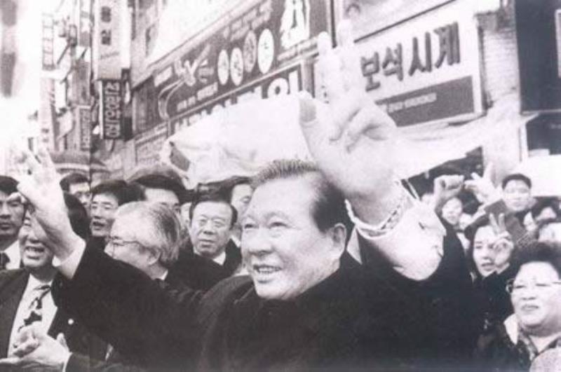 金大中當(dāng)選韓國(guó)第十五屆總統(tǒng)