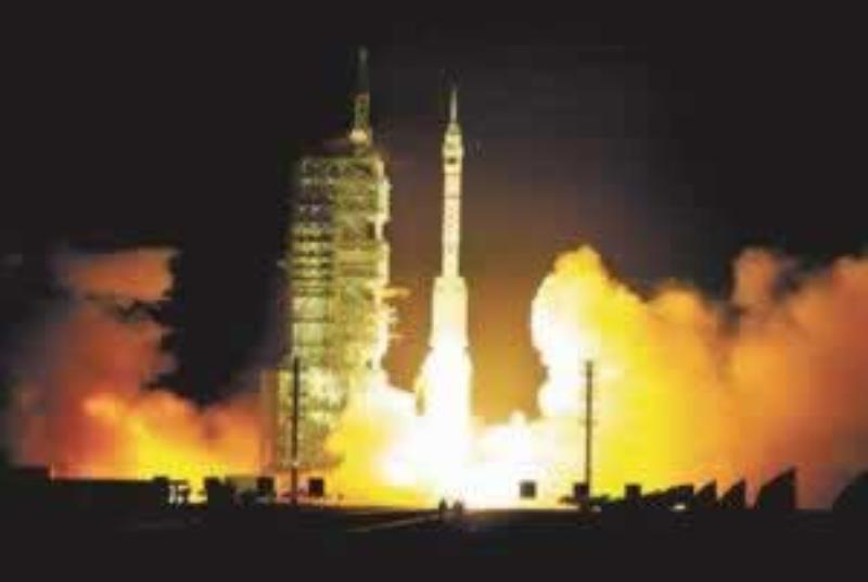 我國(guó)勝利發(fā)射神舟四號(hào)飛船