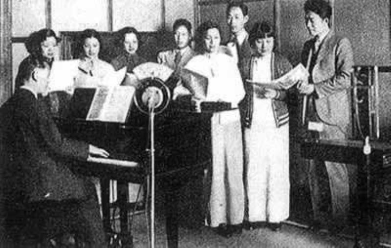 中國(guó)第一座民辦廣播電臺(tái)開(kāi)始播音