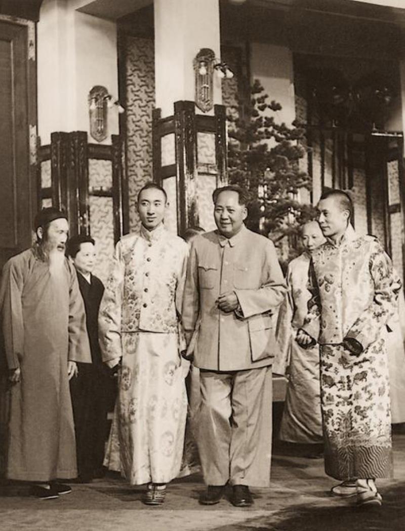 十四世達(dá)賴?yán)镒? /></p><p></p><p>1940年2月5日，國(guó)民政府發(fā)布命令，特準(zhǔn)拉木登珠繼任為西藏第10四世達(dá)賴?yán)?，并由行政院撥發(fā)40萬元，用以坐床大典之需。10四世達(dá)賴?yán)锏睦^任準(zhǔn)備是從1933年年底開始的，當(dāng)時(shí)正值西藏?zé)嵴窕罘饠z政，他1面加強(qiáng)與中央政府的聯(lián)系，有力打擊西藏地方政府中的親英權(quán)勢(shì)；同時(shí)又派出人員尋訪達(dá)賴?yán)锏霓D(zhuǎn)世靈童。1938年冬，前后尋訪到3名繼任10四世達(dá)賴?yán)锏撵`童，并向國(guó)民政府作了呈報(bào)，希望中央循例派員入藏，主持確認(rèn)10四世達(dá)賴?yán)锏慕鹌砍负炇滦ぁ?/p><p>1939年3月，國(guó)民政府派遣蒙藏委員會(huì)委員長(zhǎng)吳忠信到達(dá)拉薩，遭到盛大歡迎。此時(shí)，候選靈童產(chǎn)生了變化。本來的3名靈重只剩下1個(gè)。這個(gè)兒童名叫拉木登珠，出身藏族農(nóng)民家，聰明異常，拉薩多數(shù)僧俗認(rèn)為他是第103世達(dá)賴?yán)锏幕?。?jù)此，吳忠信與西藏各階層人士廣泛接觸后，與熱振等高級(jí)僧俗官員會(huì)商決定，免去金瓶掣簽手續(xù)，直接報(bào)請(qǐng)國(guó)民政府下令確認(rèn)，2月22日，吳忠信代表中央政府在拉薩布達(dá)拉官主持了第10四世達(dá)賴?yán)锏淖矁x式。</p>

          <p>本文地址:http://www.mcys1996.com/lishitanjiu/148554.html.</p>
          <p style=