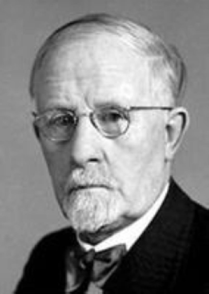 瑞士諾貝爾醫(yī)學(xué)獎(jiǎng)?wù)吆账故攀? /></p><p></p><p>Walter Rudolf Hess（瓦爾特魯?shù)婪蚝账梗?/p><p>（1881年3月17日－1973年4月12日），1949年諾貝爾生理學(xué)或醫(yī)學(xué)獎(jiǎng)取得者。</p><p>瑞士生理學(xué)家，生于弗勞恩費(fèi)爾德。初為眼科醫(yī)師，后轉(zhuǎn)而研究生理學(xué)，對(duì)自主神經(jīng)系統(tǒng)產(chǎn)生興趣。他用小電極刺激或破壞貓和狗腦的某些特定部位，發(fā)現(xiàn)自主功能的中心在腦底部延髓、間腦，特別是下丘腦。他把每種功能的控制中心定位得極其精確，只要刺激貓下丘腦的某1固定點(diǎn)，就可以使貓表現(xiàn)出遇到狗時(shí)那樣的行動(dòng)模式。因發(fā)現(xiàn)大腦的某些部位在決定和調(diào)和內(nèi)臟器官功能時(shí)所起的作用，而與埃加斯莫尼茲共獲1949年諾貝爾生理或醫(yī)學(xué)獎(jiǎng)。著有《精神生物學(xué)》等。</p>

          <p>本文地址:http://www.mcys1996.com/lishitanjiu/148076.html.</p>
          <p style=