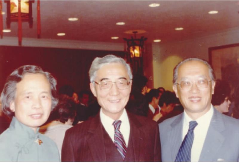 中國外交家前中國駐美大使章文晉逝世