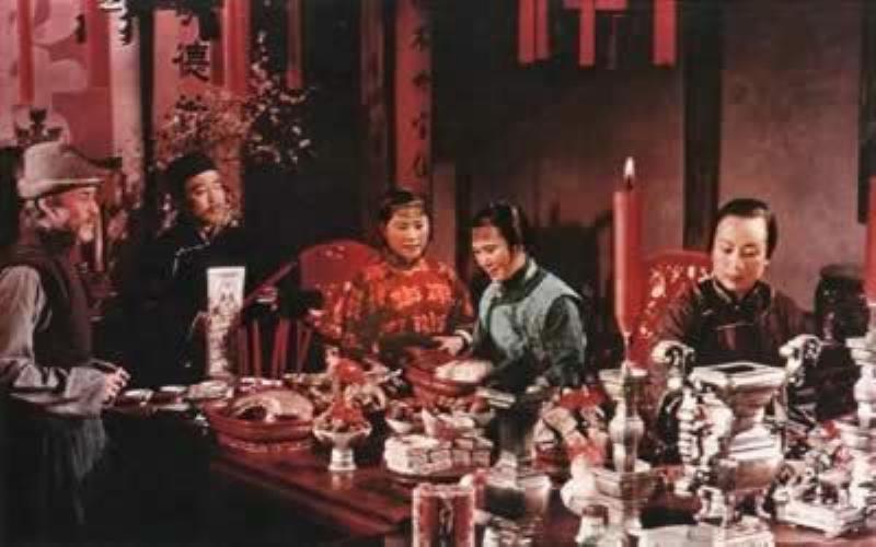 魯迅發(fā)表短篇小說《祝?！? /></p><p></p><p>1924年3月，《東方雜志》發(fā)表魯迅的短篇小說《祝愿》，反應了一位中國女性的悲慘命運。</p><p>這篇小說描述不愿再嫁的新寡祥林嫂，逃到魯鎮(zhèn)魯4老爺家?guī)蛡颉２痪糜直黄偶医倩?，賣到深山被迫再嫁。剛有1個孩子，丈夫卻死于傷寒，孩子又被狼叨走，只得重回魯家?guī)蛡?。因再嫁又寡被視為傷風敗俗的不祥之物，祝愿時一切祭器、供品都不準她沾手。在極度的精神恐懼中，為贖罪，傾其所有到土地廟捐了1條門坎做替身，不料冬至祭祀時，主人仍大聲呵斥，不準她沾手。從此，她失魂落魄，猶如白天出穴游行的小鼠一樣。最后，她被魯家逐出，淪為乞丐，在祝愿的爆竹聲中慘死在雪地里。</p><p>1956年，魯迅的這部小說由夏衍改編成電影，上演后在國內(nèi)外反響熱烈。</p>

          <p>本文地址:http://www.mcys1996.com/lishitanjiu/150699.html.</p>
          <p style=