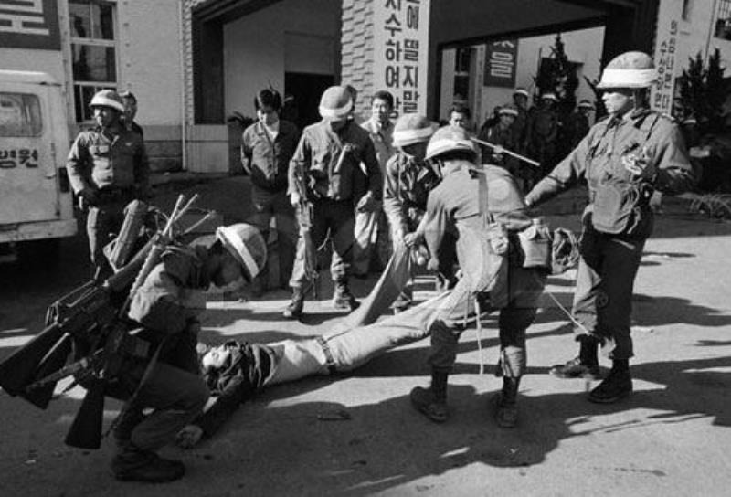 南韓爆發(fā)光州事件,遭到全斗煥軍政府當(dāng)局的血腥鎮(zhèn)壓
