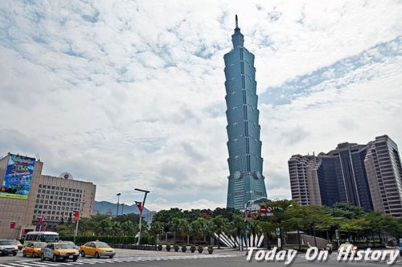 臺(tái)北101最高點(diǎn)之吊車因?yàn)榈卣饓櫬涞孛? /></p><p></p><p>臺(tái)北101打地基的工程總共進(jìn)行了15個(gè)月<div   id=