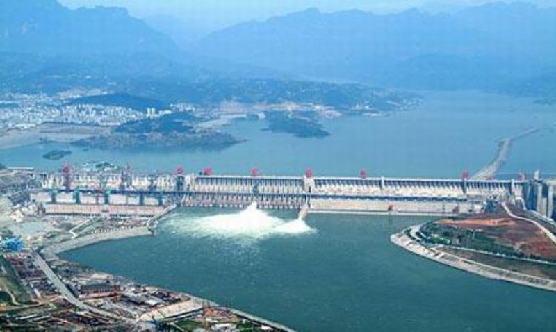 位于中國湖北省宜昌三斗坪的三峽大壩全線建成