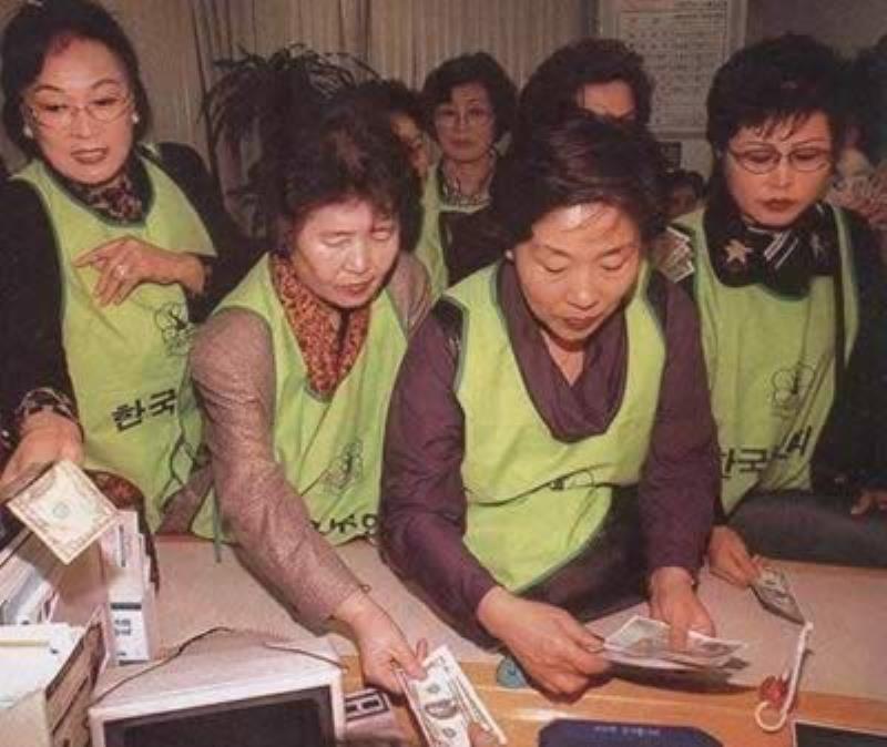 泰幣實(shí)行浮動(dòng)匯率制亞洲金融危機(jī)開(kāi)始