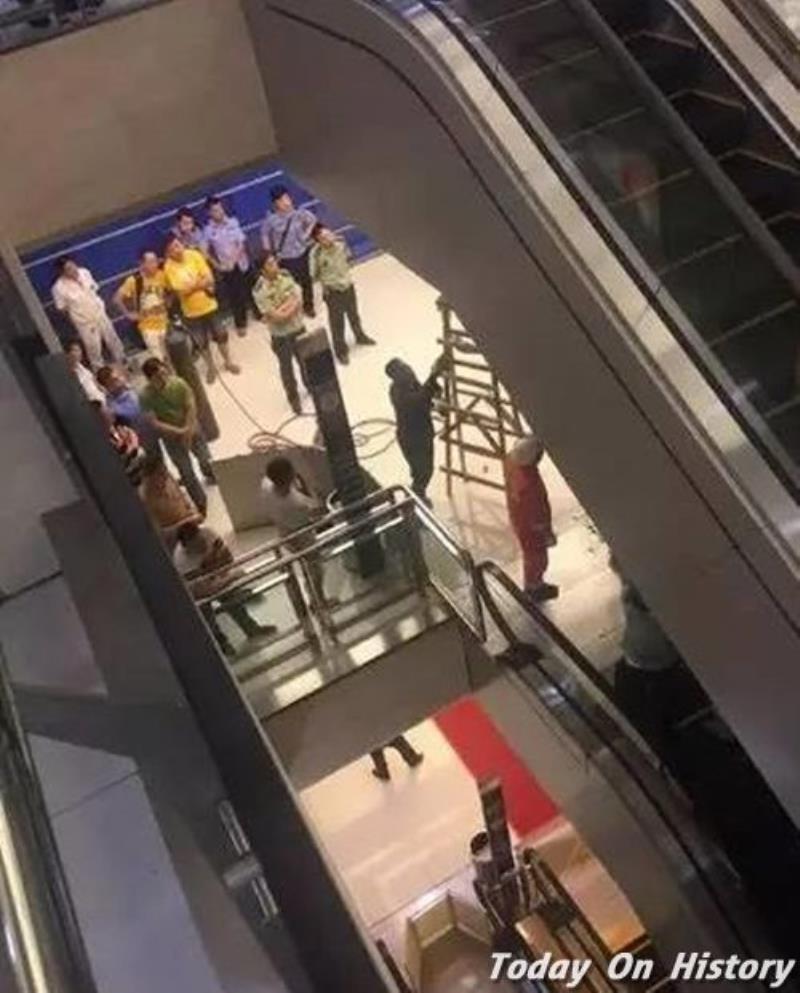 湖北荊州發(fā)生電梯吃人事件