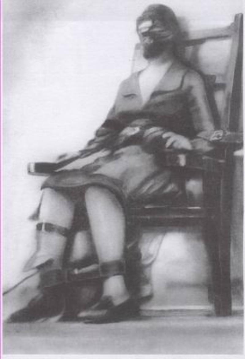 美國(guó)紐約州對(duì)殺人犯威廉·凱姆勒?qǐng)?zhí)行了首例電椅死刑