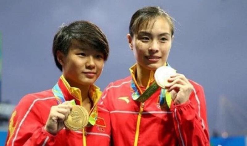 中國舉重選手龍清泉在里約奧運(yùn)會(huì)中制造新的世界紀(jì)錄