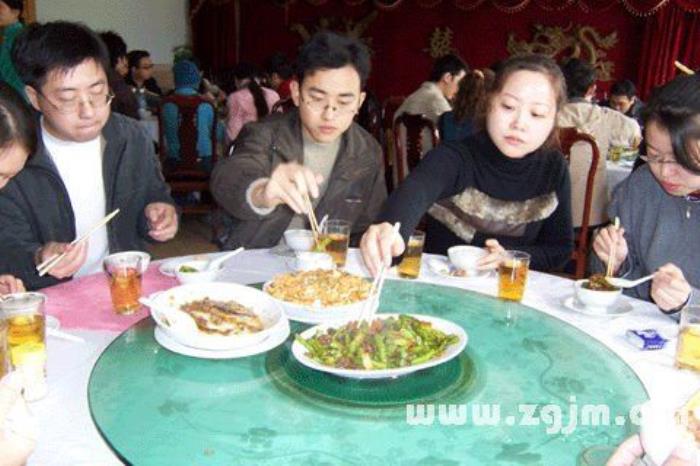 夢見上菜代表著什么 夢見炒菜給別人吃