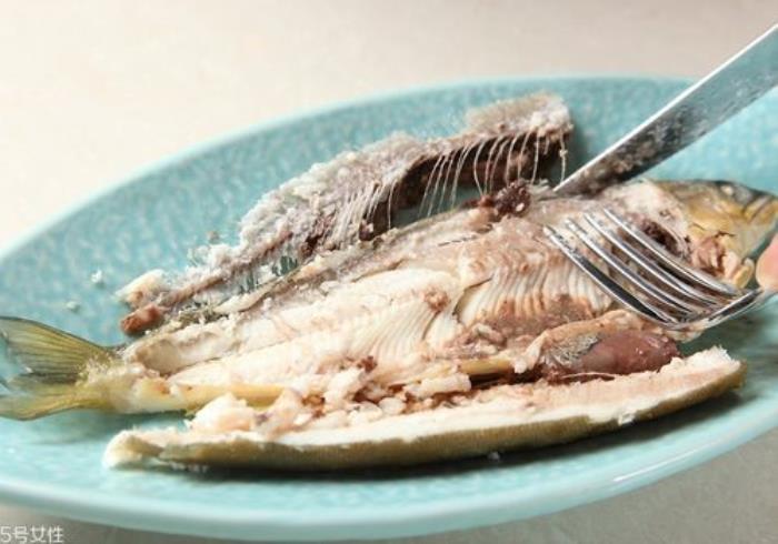 夢見吃魚好多魚刺 已婚女人夢見自己吃魚肉