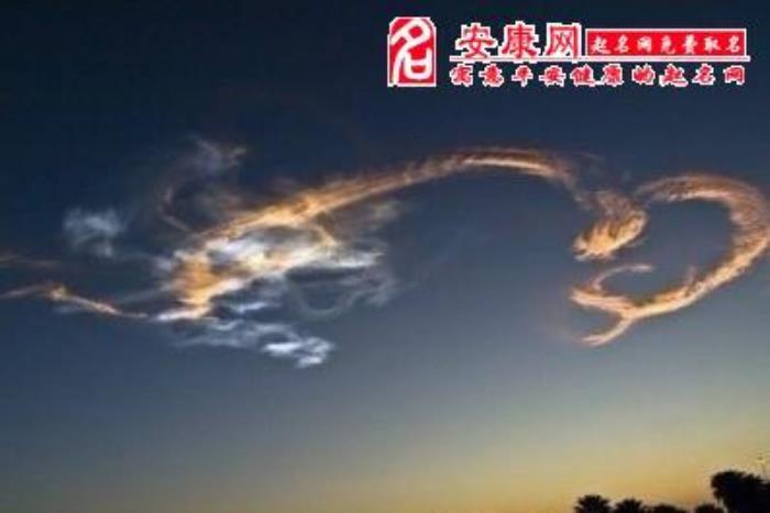 夢見白龍?jiān)谔焐巷w 夢見一條大白龍?jiān)谔焐巷w