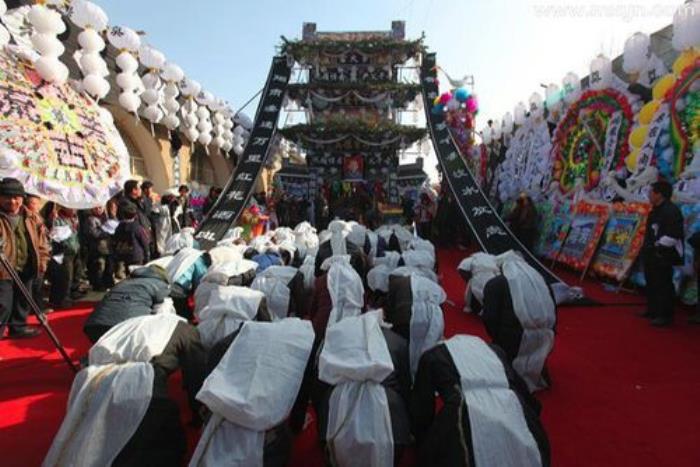 夢見叔叔死了辦喪事 夢見去別人家奔喪什么預(yù)兆