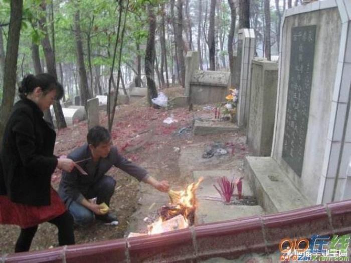 夢見拜墓、掃墓 夢見去祭拜老祖宗的墳?zāi)?><br>

          <p>本文地址:http://www.mcys1996.com/jiajufs/472931.html.</p>
          <p style=