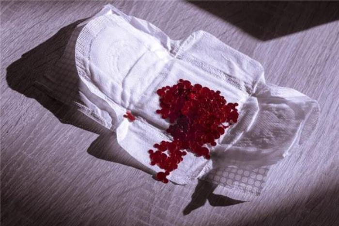 夢見來月經(jīng)了 女人夢見自己來大姨媽了還看到血